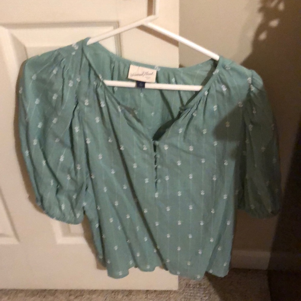 Really cute top with puffy sleeves, size L, never been worn, perfect condition.